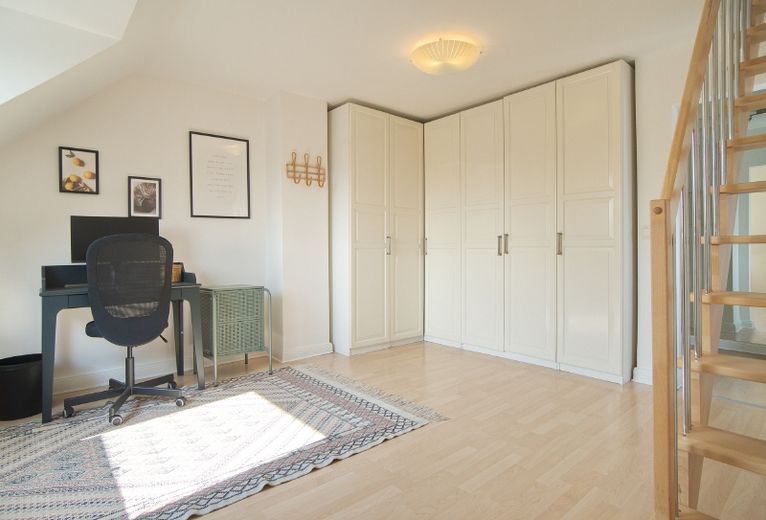 Sehr schöne Maisonettewohnung mit Traum-Ausblick und guter Ausstattung, PKW-Stellplatz direkt am Haus – 0b23ea5eb5eef4c4f9548eb8115b0fc6e5905c34.jpg