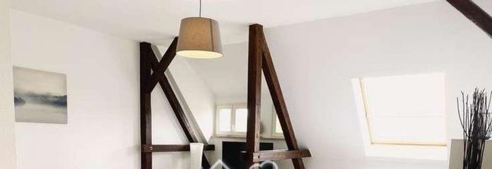 Luminoso ático de 2 habitaciones con logia y encantadoras vigas de madera