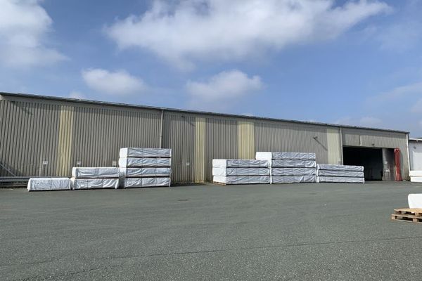 Attractive commercial property with halls, open spaces and office – optional on-site apartment