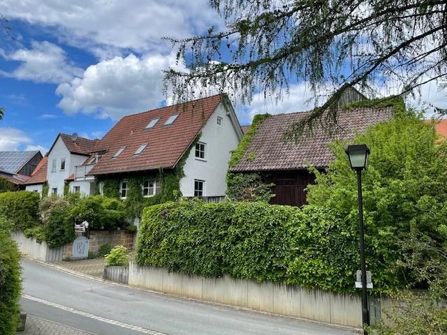 Charmantes EFH im Ensemble mit Altbau, Scheune, Wiese – zwei Häuser mit kleinerScheune