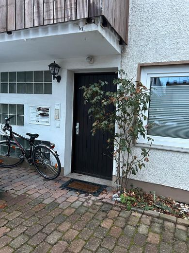 Wohnen im historischen Fachwerkhaus: möblierte 3-Zimmer-Wohnung 1 Min in die Innenstadt – Hauseingang