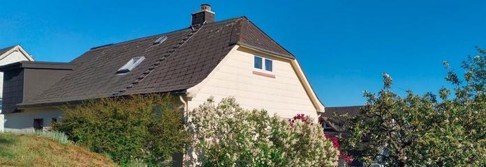 Idyllisch Wohnen - freier Blick ins Grüne und viel Raum für Gestaltung und Freizeit – Ansicht aus dem Garten