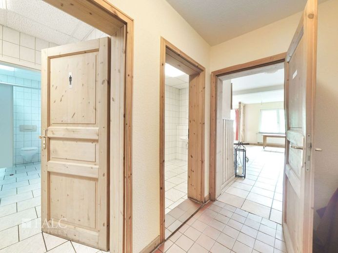 Gasthaus Düppel - Vielseitige Immobilie mit Appartments, Wohnungen und Panoramablick – Flur vor dem Café