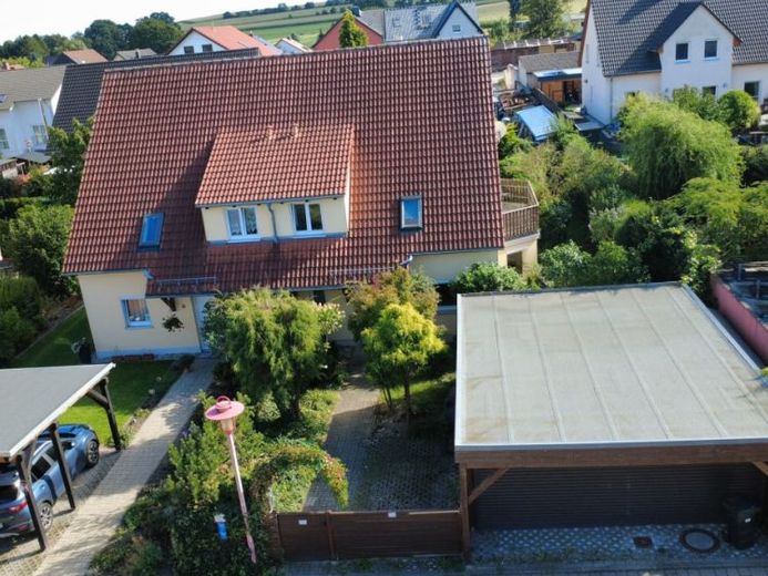 Rodzinna sielanka u bram Drezna – ogród zimowy, kominek i podwójny garaż – Zdjęcie 1