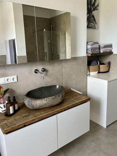 Exclusives Penthouse mit 90 qm Dachterrasse und Bergblick – Bad