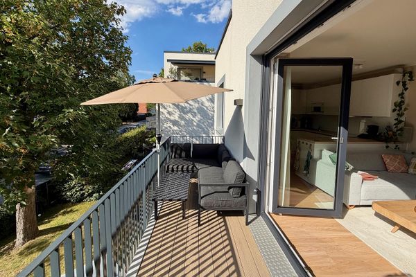 Sin comisión: Moderno apartamento de 4 habitaciones con balcón orientado al oeste y plaza de garaje subterránea con posibilidad de carga