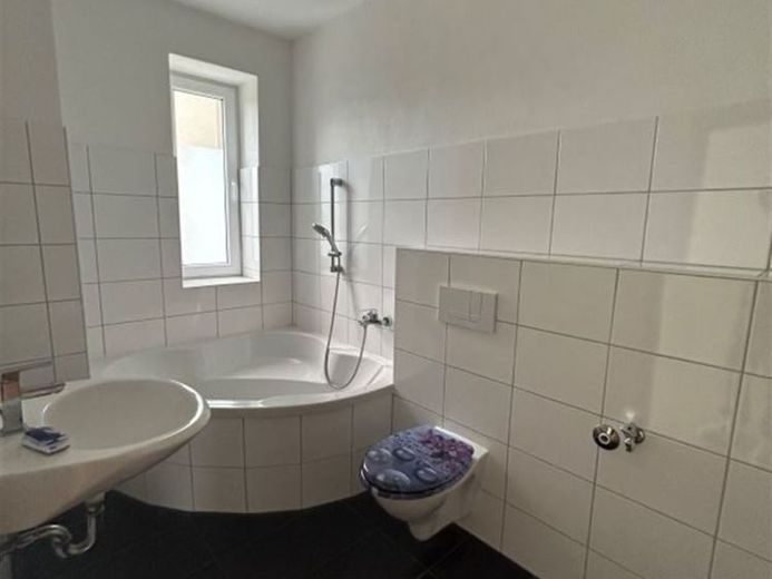 Großzügige 3-Zimmer mit Laminat, Balkon und Eckwanne in guter Lage – Foto 1