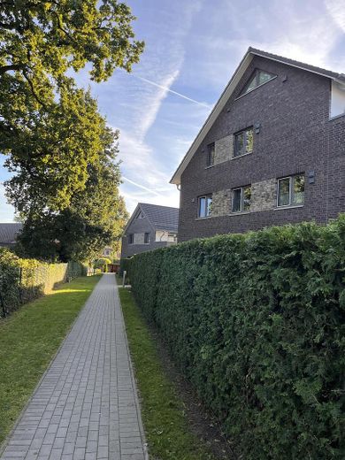 Moderne 3-Raum-Maisonette-Wohnung mit Dachterasse in Seevetal direkt vom Eigentümer – Zuwegung