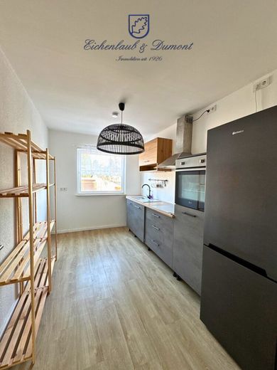 Gepflegtes 2-3 Familienhaus mit Garten + Garage, sofort verfügbar – Küche EG