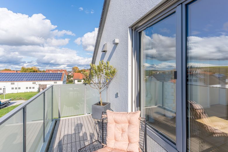 Jasne, designerskie mieszkanie na poddaszu (2 pokoje) z kuchnią BORA, parkietem Lindura i słonecznym balkonem – Balkon
