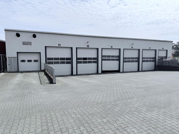 Complesso di capannoni di 2.800 m² | 120.000 € annui | Prezzo d’acquisto 1,12 milioni di € | Area di ampliamento opzionale – Foto 3