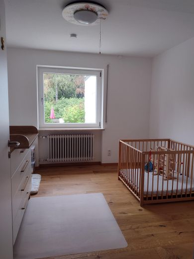 Familienfreundlicher Bungalow mit modernisiertem Wohnbereich und viel Platz im Untergeschoss – Kinderzimmer