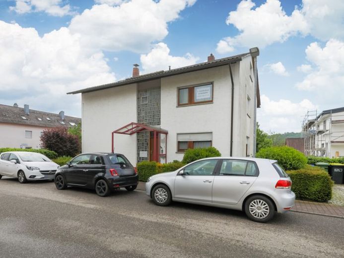 Bezugsfrei ab Oktober! Attraktives Zweifamilienhaus mit viel Platz und Potenzial – फोटो 1