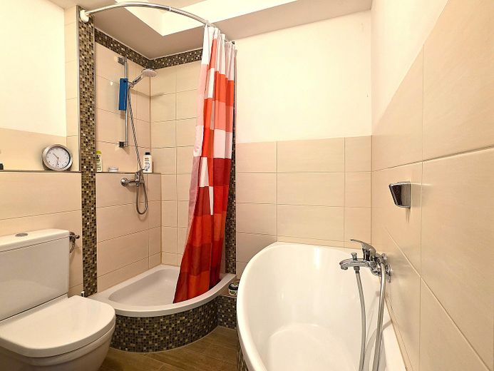 Bad mit Dusche und Wanne