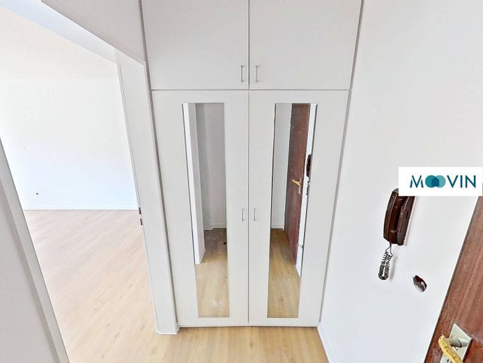 Renovated 1-Room Apartment with Balcony, Fitted Kitchen and Modern Shower Bathroom – Ansicht II: Eingangsbereich