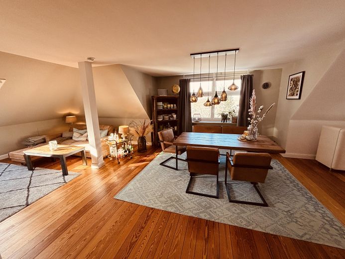 135 m² Altbauwohnung mit sonniger Dachterrasse in Aumühle – Offener Wohn- und Essbereich