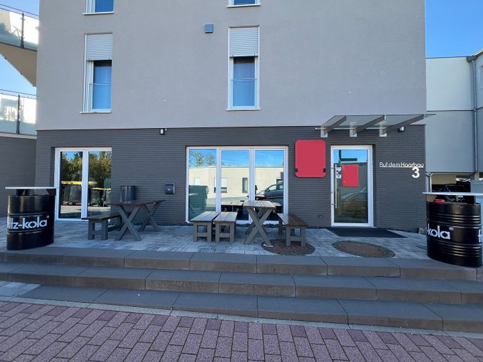 Attraktive Gewerbefläche im Neubau – ideal für Café, Weinbar oder Concept Store | 72 m² | Hünstetten – Frontalansicht