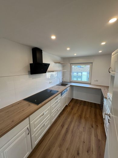Modernes Wohnen im Erstbezug – Klimatisierte DG Wohnung mit Blick ins Grüne inklusive – Küche