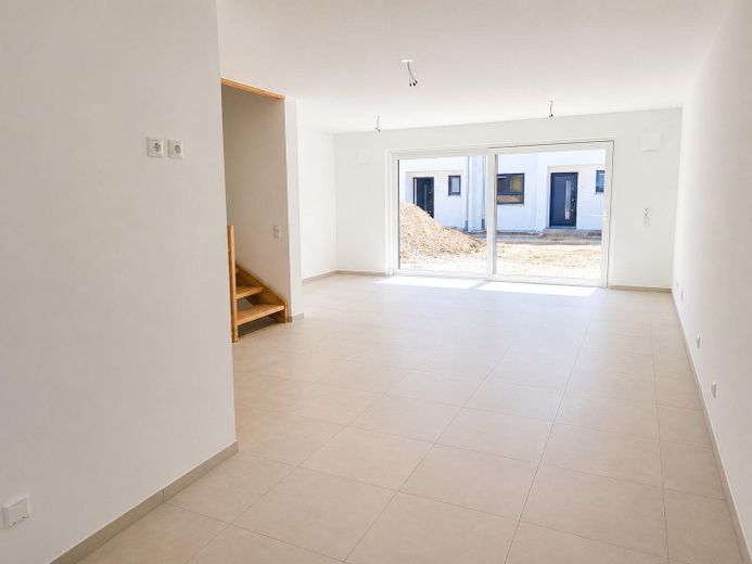 Erstbezug: A+ Neubau-Reihenhaus mit 6 Zimmern, Premiumküche, PV-Speicher & Garten – Wohnbereich zur Terrasse