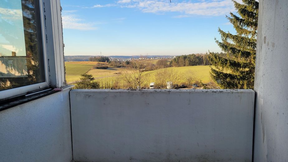 Renovierte 3 Zimmer Wohnung mit Einbauküche – Aussicht vom Balkon