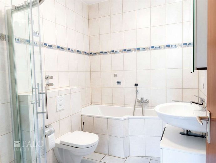 Exklusive Erdgeschoßwohnung im gehobenen Zweifamilienhaus! – Badezimmer