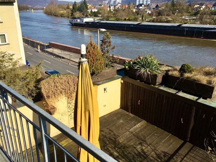 Altstadt-Stadthaus mit Mainblick, Dachterrasse, Mieteinnahmen & Ausbaupotenzial – provisionsfrei – Blick auf die Dachterasse