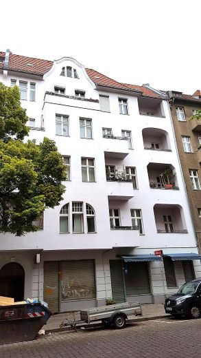 Schillerkiez'de balkonu olan, batı cepheli, hemen taşınılabilir sevimli rüya 2 odalı eski bina dairesi – Blick Immobilie außen