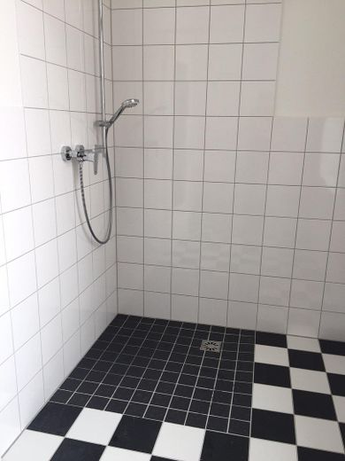 Vivere in un edificio tutelato: appartamento per insegnante di 2 locali nella AHL SCHULL – Badezimmer Bild 2