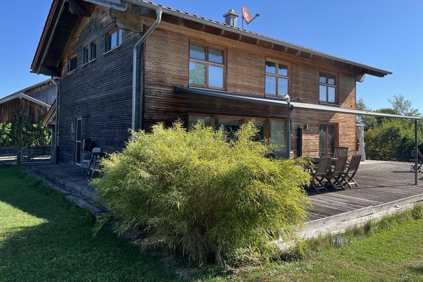 Chiemsee yakınlarında köy konumunda modern ahşap ev
