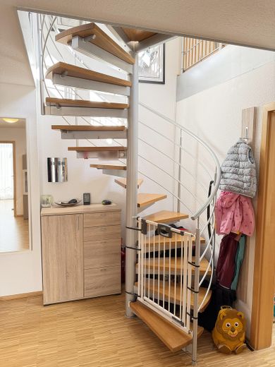 Maisonette mit Weitblick – 2 Balkone, Studio & Tiefgarage am ruhigen Ortsrand (provisionsfrei) – Treppenaufgang Studio