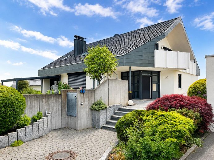 Modernisiertes Zweifamilienhaus mit zusätzlichem Wohnbereich – Ansicht Süd