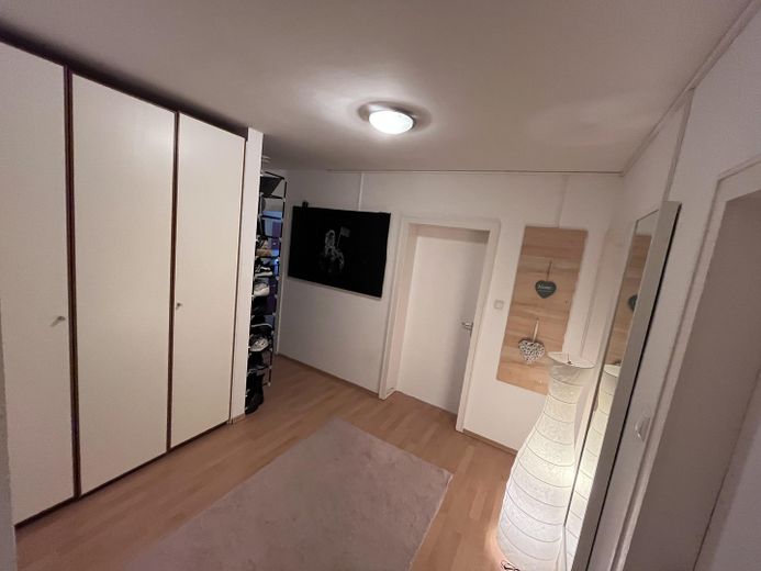 Flur mit Einbauschrank links