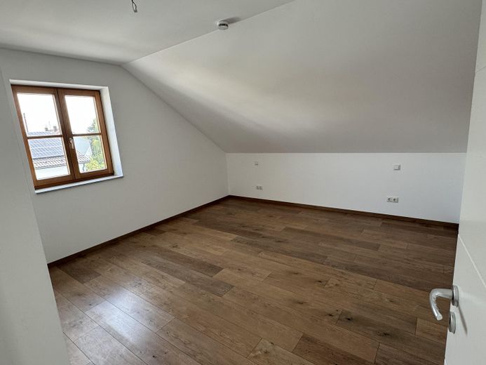 Große Dachgeschosswohnung mit Balkon und EBK in ruhiger Lage – Schlafzimmer