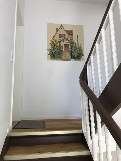 Stilvoll kernsanierter 2-Zi-Altbau – Treppenhaus Hinterhaus