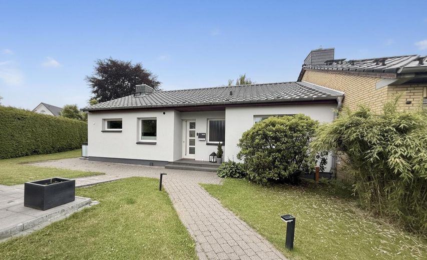 Provisionsfrei - Helles Reihenendhaus mit großer Terrasse, Sauna im Garten und Einzelgarage – Hauseingang