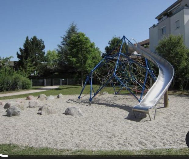 Kompletnie wyremontowane mieszkanie 3,5-pokojowe z windą i garażem – Spielplatz