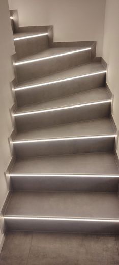 Don’t miss out this stunning opportunity - Exklusive Wohnlage - Neubau DHH in Hochheim – Die beleuchtete Kellertreppe