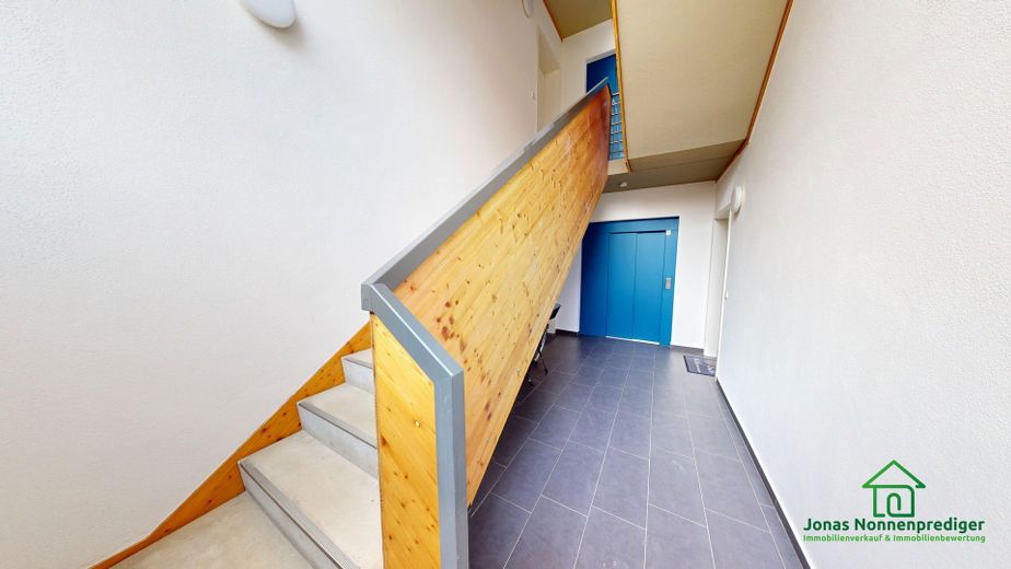 Hausflur mit Treppe EG