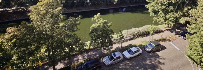 नहर का सीधा नज़ारा: 2 कमरों का खाली अपार्टमेंट – बिना कमीशन – Blick vom Balkon