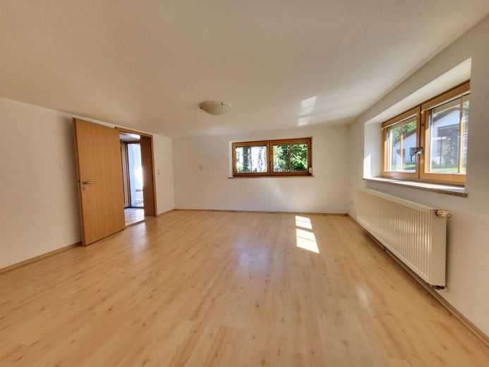Suerte en Allgäu: elegante casa unifamiliar en ubicación tranquila con taller incluido – Wohnzimmer