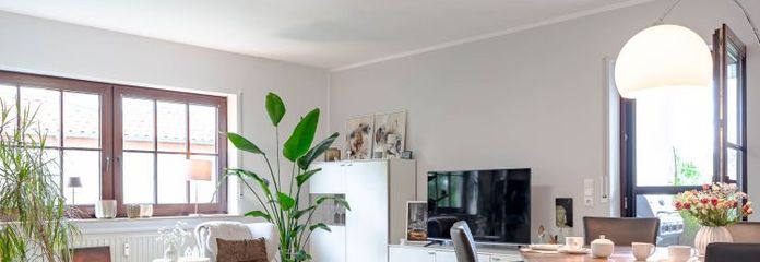 Przepięknie odnowione mieszkanie 3-pokojowe z dużym balkonem od strony zachodniej w spokojnej lokalizacji
