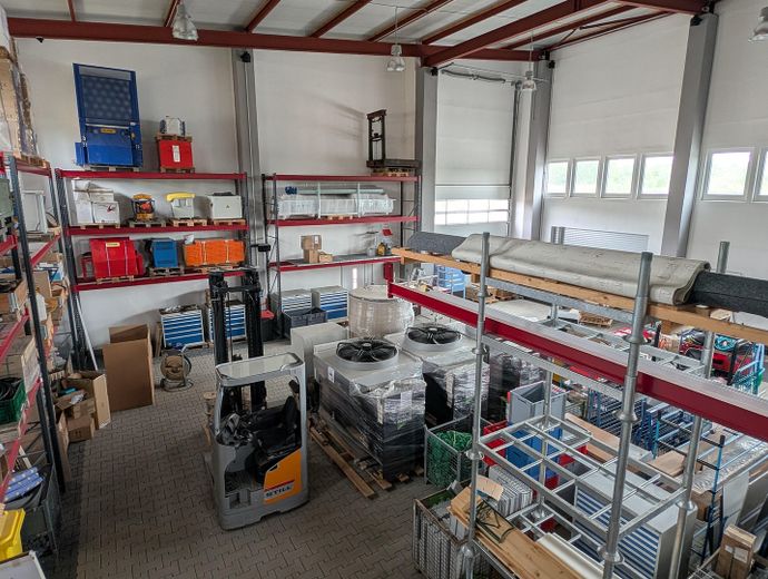Capannone di stoccaggio di 654 m² + locale ufficio e magazzino di 97 m² + area esterna fino a 15.000 m² – Lagerhalle Innenansicht