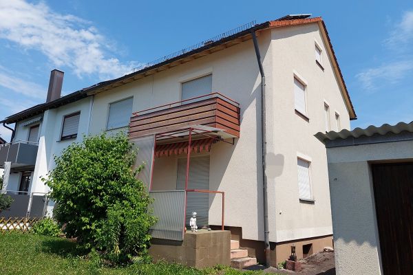 DHH immersa nella natura alla periferia della città. Posizione in altura, vista sull’Alb, giardino privato, impianto fotovoltaico