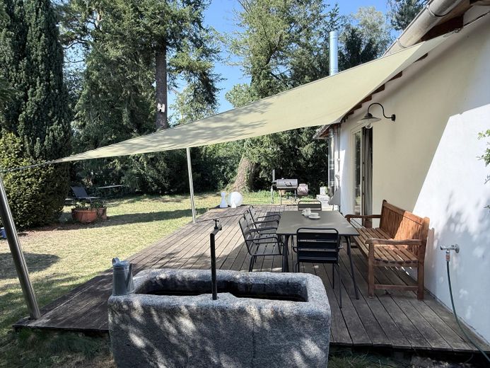Exklusive möblierte Doppelhaushälfte mit 175 m², großem Privatgarten und Loftcharakter in Gräfelfing – Terrasse mit Sonnensegel