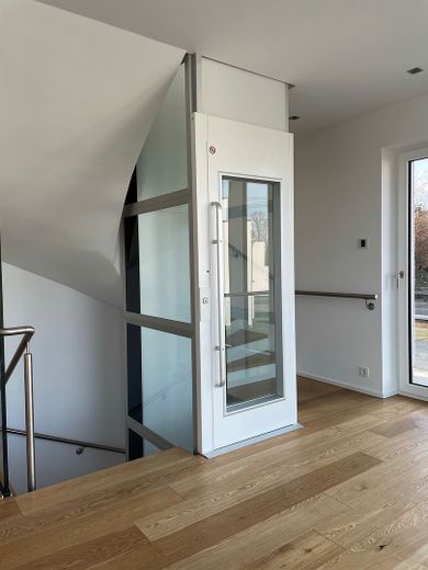 Luxus-Penthouse-Wohnung in traumhafter Lage mit Privatseenutzung – Aufzugsausgang 1. OG 