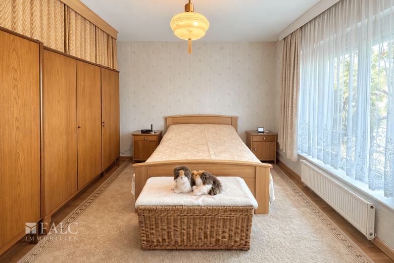 Dassow: Große Doppelhaushälfte mit Werkstatt, Scheune, 3 Garagen und 2.589 m² Grundstück – Schlafzimmer