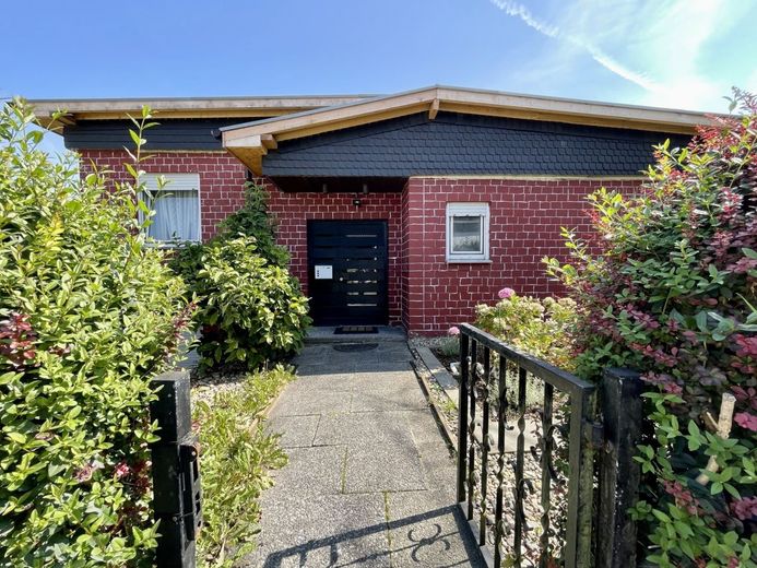Fröndenberg-Frömern: Freistehender Bungalow mit Garage in familienfreundlicher Lage! – Zuwegung zum Haus