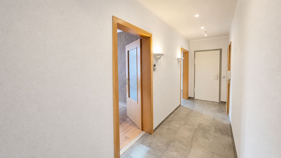 Jobcenter – جوب سنتر – Джобцентер – jouw nieuwe woning is klaar! – Flur