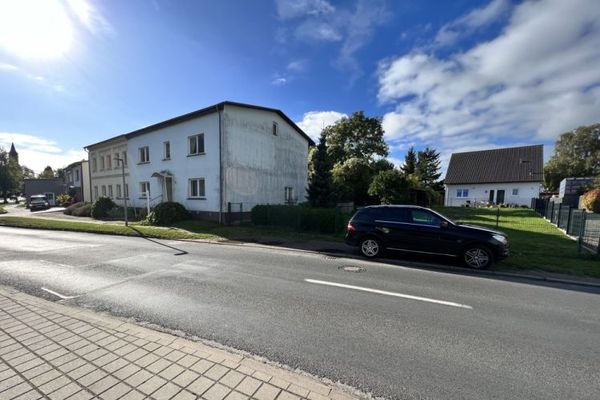 Interessante opportunità per proprietari e investitori – casa bifamiliare + terreno edificabile vicino al porto turistico