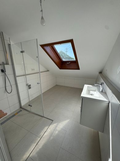 Erstbezug nach Kernsanierung: Moderne 3-Zimmer-Dachgeschosswohnung mit neuer Einbauküche – Bad